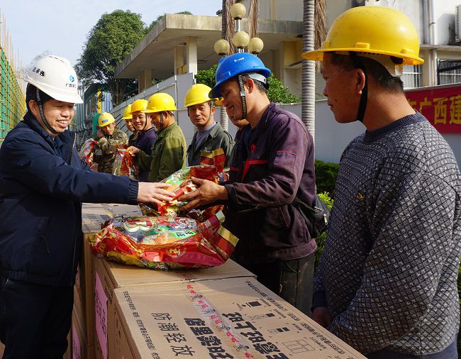 （修圖）為一線工人發(fā)放慰問品。謝微旋 攝_副本.jpg