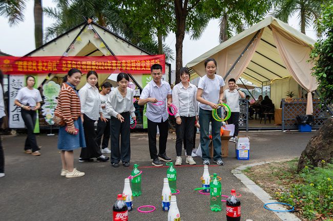 套圈現(xiàn)場(chǎng)。郭奎君 攝.jpg